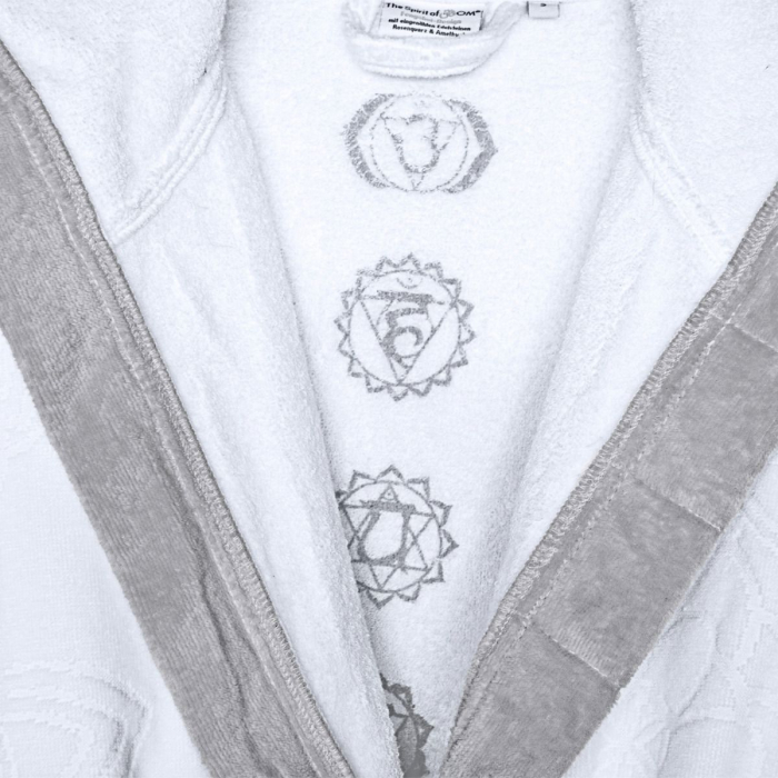 The Spirit of OM® Velour-Bademantel in weiß mit Kapuze und Blume des Lebens Stickerei